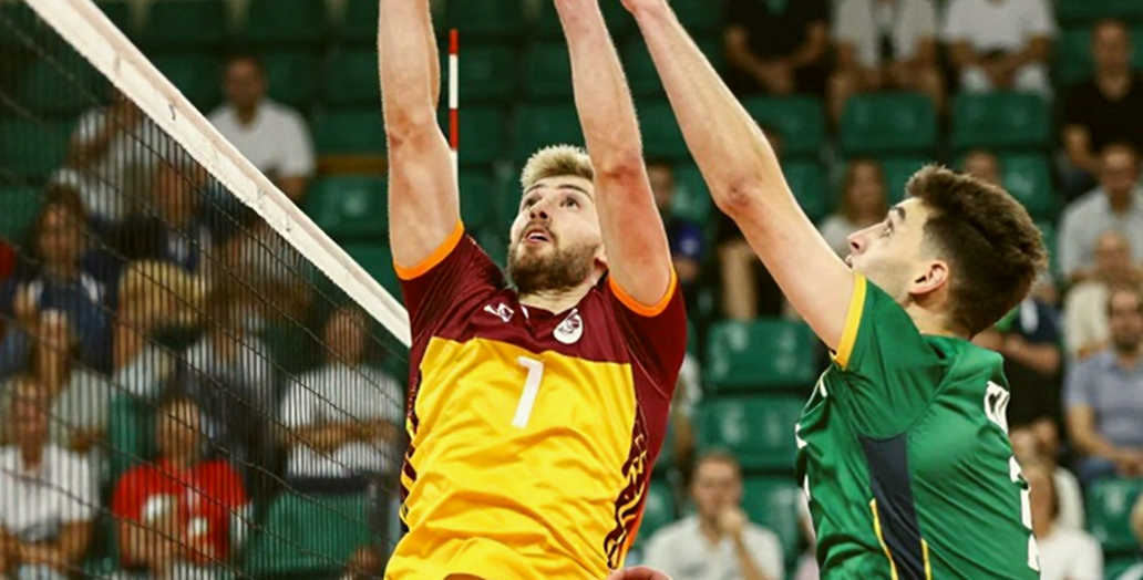 Nebraska Quét Sạch Creighton: Khi Khán Đài Đông Kỷ Lục Nói Thay Cho Một Cú Quét 3-0